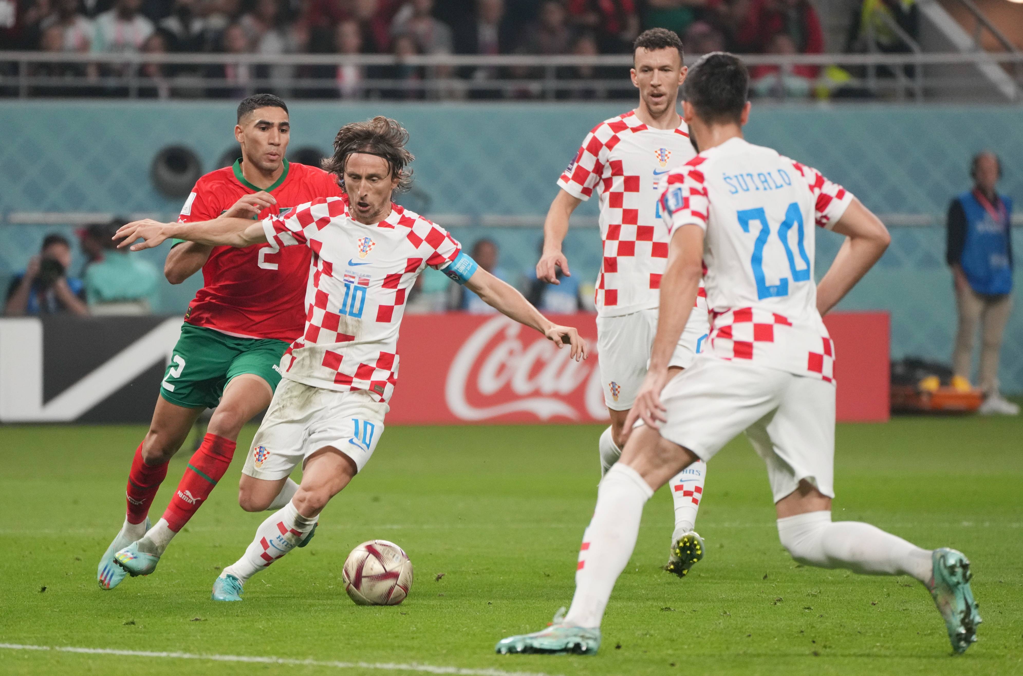 英雄联盟官网-欧冠赛程吃紧，上海海港赛前遗憾出局，赛场秩序良好，更衣室氛围转暖的简单介绍